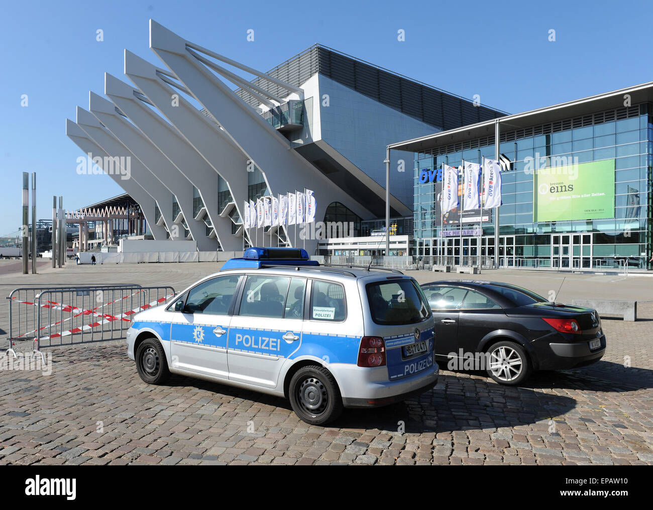 Bremen, Deutschland. 15. Mai 2015. Ein Polizeiauto vor der OeVB-Arena in Bremen, Deutschland, 15. Mai 2015. Das Finale der RTL-Castingshow "Deutschland Sucht Den Superstar" (Deutschland sucht den Superstar) findet am 16. Mai 2015 statt. Nach einer Bombendrohung an "Deutschlands Next Topmodel" in Mannheim, Deutschland am 14. Mai, wird die live-Aufnahme unter erhöhten Sicherheitsvorkehrungen stattfinden. Foto: Ingo Wagner/Dpa/Alamy Live News Stockfoto