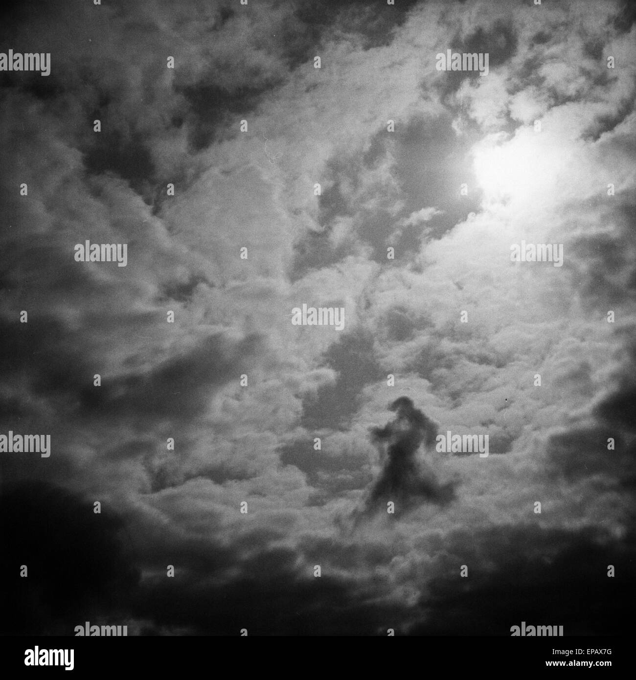 Abstraktes Bild von Wolken am Film mit starker Körnung Kratzer und Staub Stockfoto