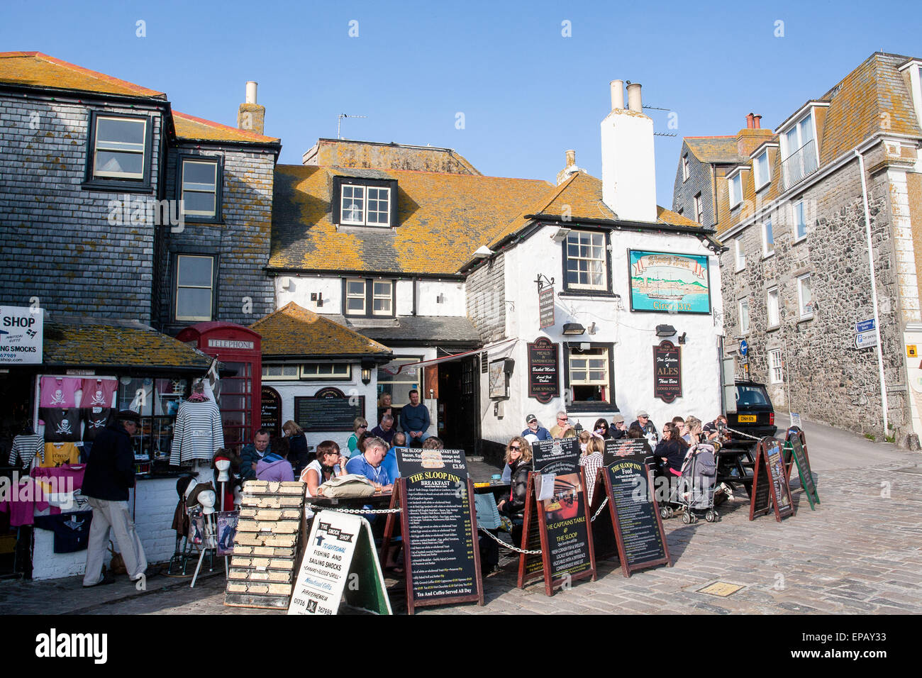 Sloop Inn Pub im Hafen von St. Ives. Beliebtes Touristenziel. Besonders beliebt bei älteren Touristen auf Out-of-Saison co Stockfoto