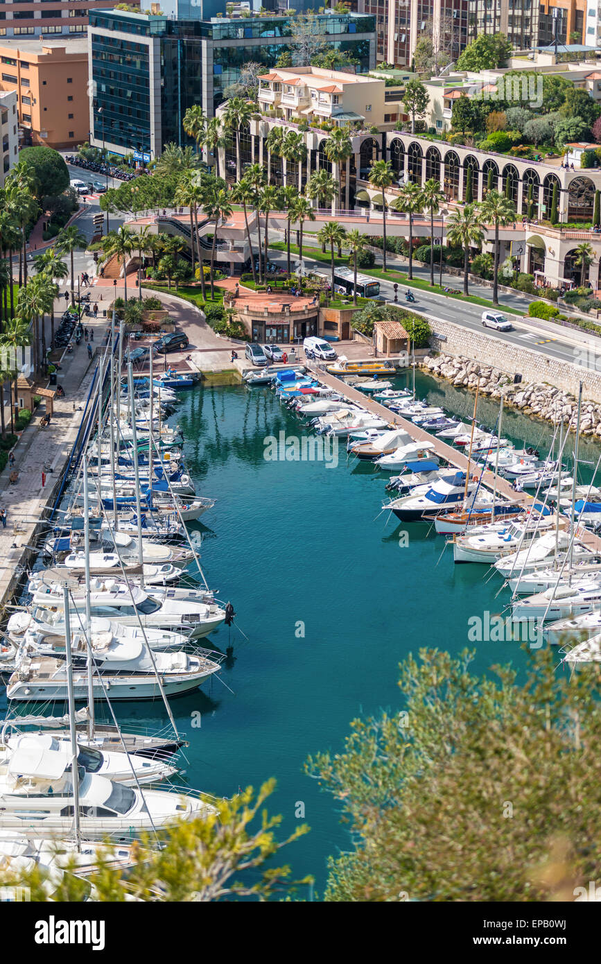 Luxus-Yachten vor Anker im Hafen de Fontvieille in Monaco an einem sonnigen Tag Stockfoto