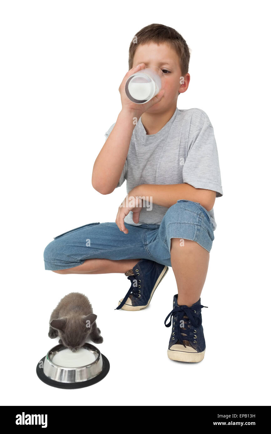 Niedliche kleine Junge und grau Kätzchen sowohl Trinkmilch Stockfoto