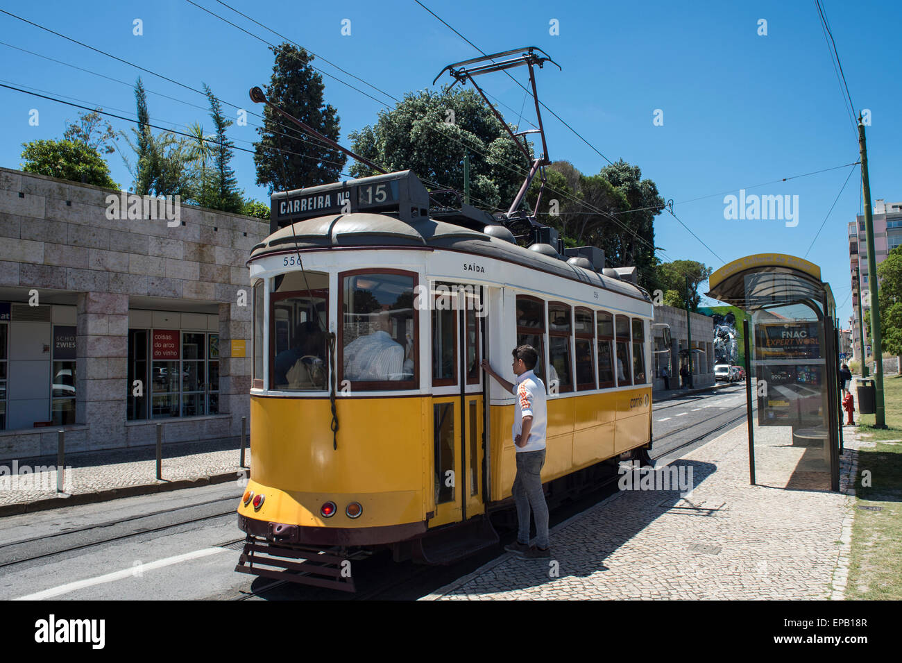 Straßenbahn Nr. 15 hielten wir an einer Bushaltestelle in Belem Viertel von Lissabon Portugal Stockfoto