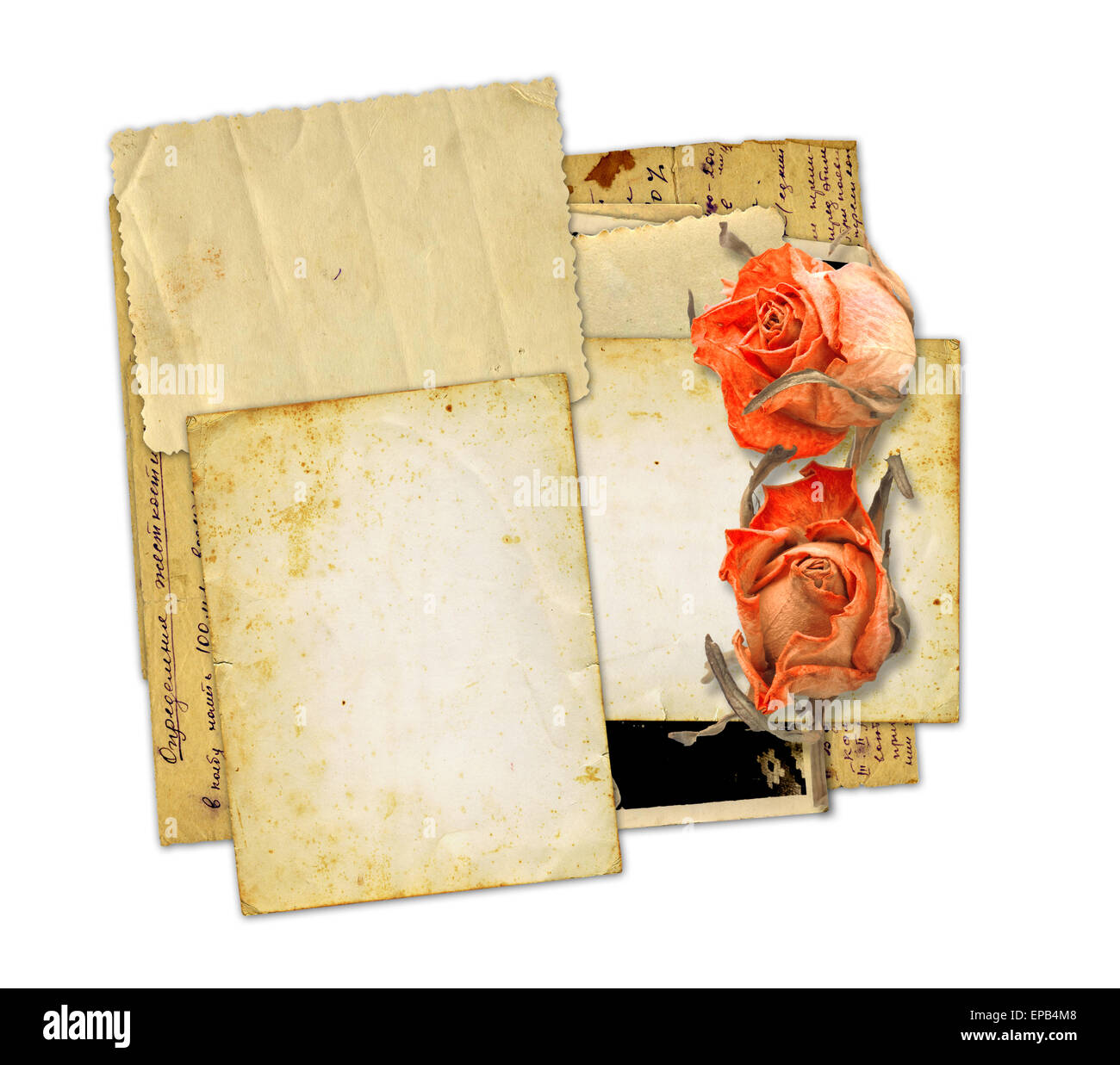 Haufen von alten Fotos und Briefe mit Bouquet von getrockneten Rosen auf weißem Hintergrund isoliert Stockfoto