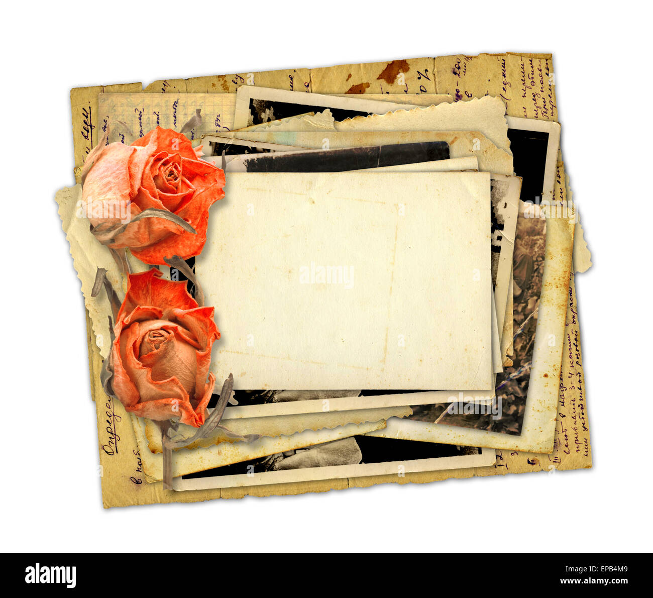 Haufen von alten Fotos und Briefe mit Bouquet von getrockneten Rosen auf weißem Hintergrund isoliert Stockfoto