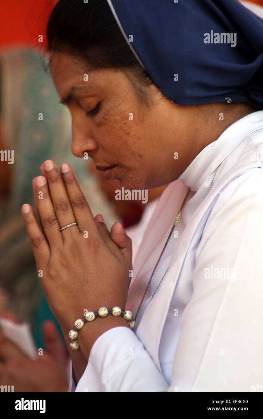 Eine Nonne beten für die verstorbenen Seelen von Menschen gehört zur Ismaili Gemeinschaft und von unbekannten schützen, in der St. Patricks Kathedrale in Saddar Bereich von Karachi auf Freitag, 15. Mai 2015 ermordet. Stockfoto