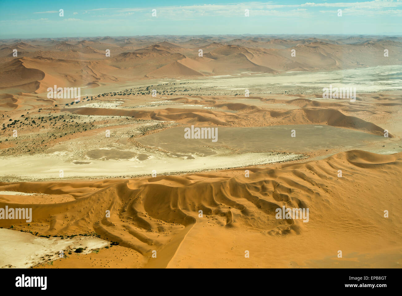 Afrika, Namibia. Namib-Wüste. Sossusvlei, Naukluft Park. Dünen-Luftbilder mit Deadvlei. Stockfoto