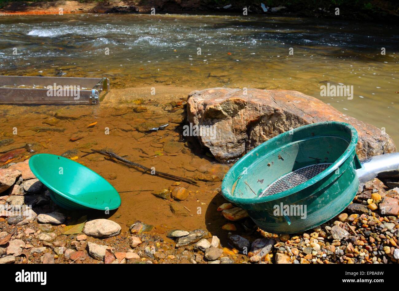 Goldwaschen mit einer Schleuse Box, Sichter und Pfanne, richten Sie im Fluss Stockfoto