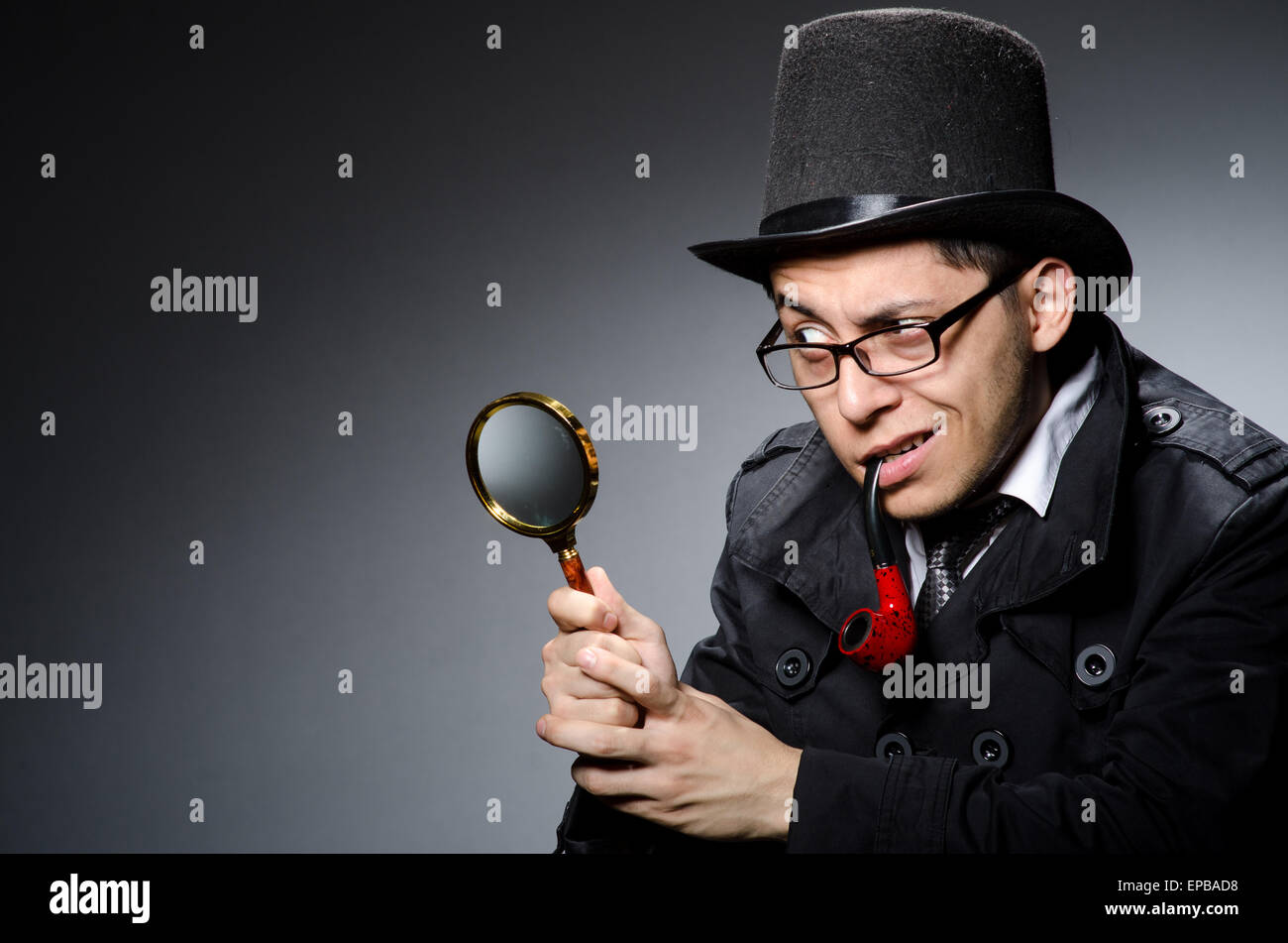 Lustige Detektiv mit Pfeife und Hut Stockfoto