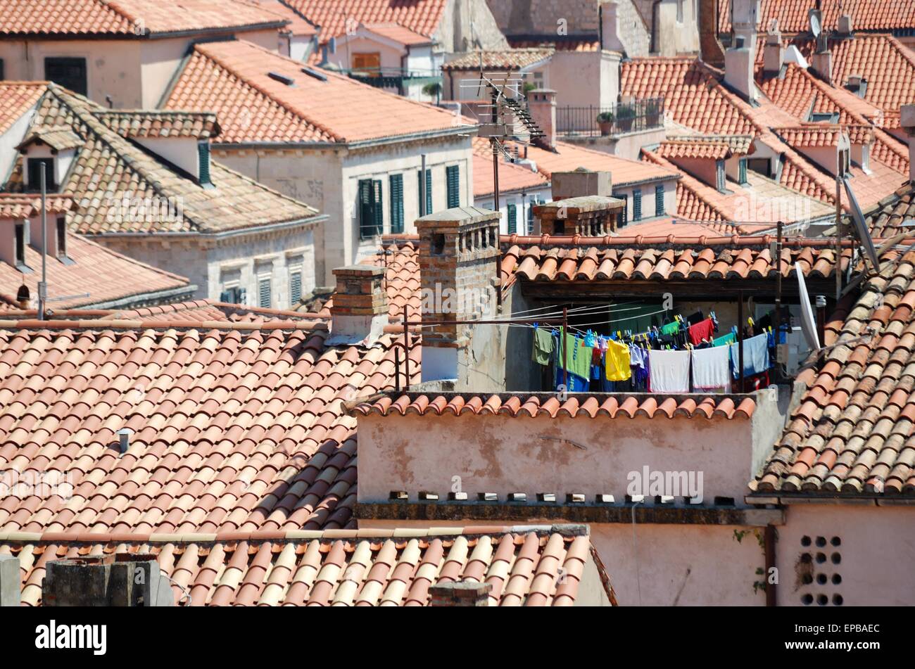 Wäschereiservice zum Trocknen auf einer Waschstraße zwischen den Dächern der Altstadt von Dubrovnik, Kroatien Stockfoto