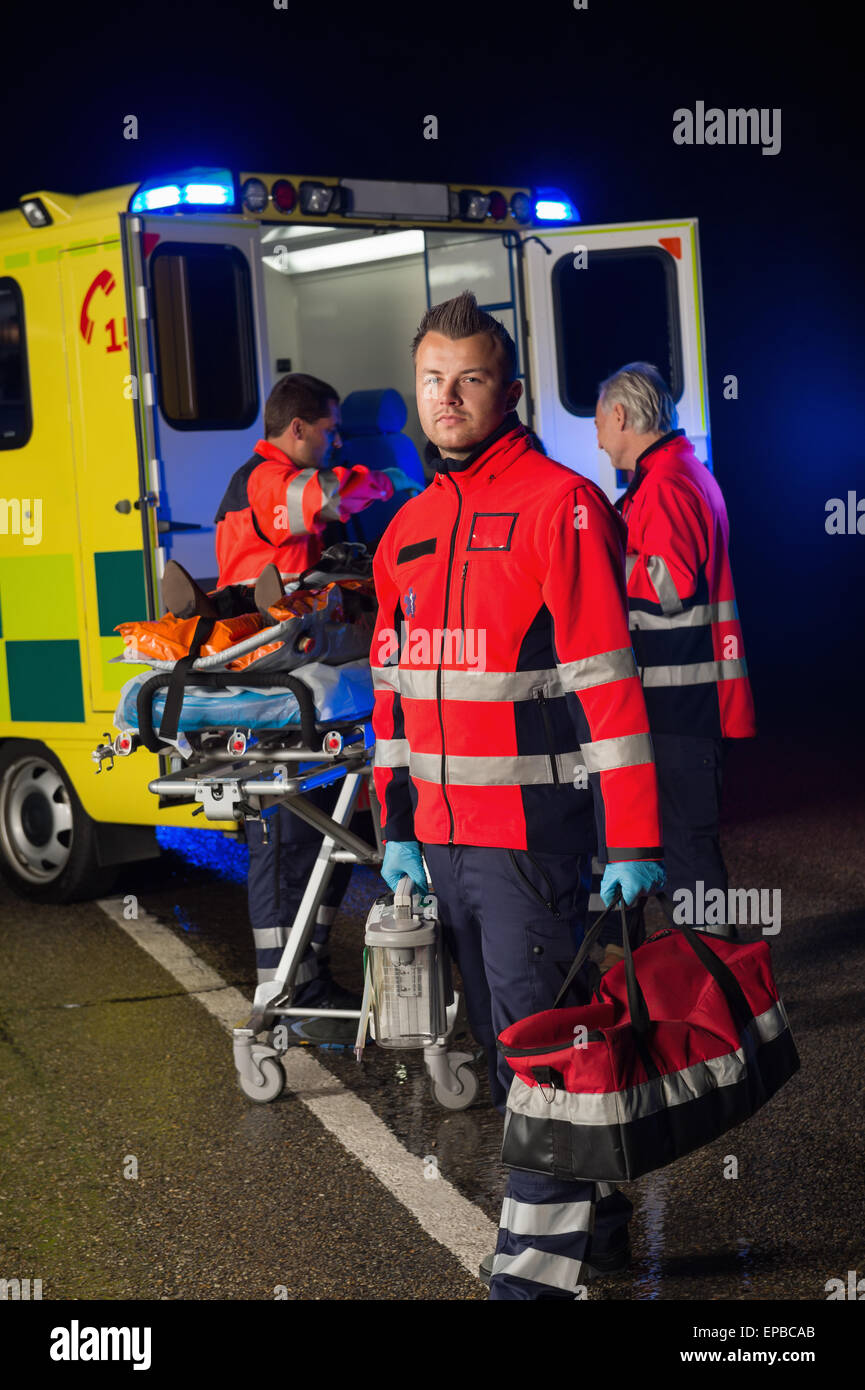 Sanitäter mit Unterstützung von Team verletzte Patienten Stockfoto