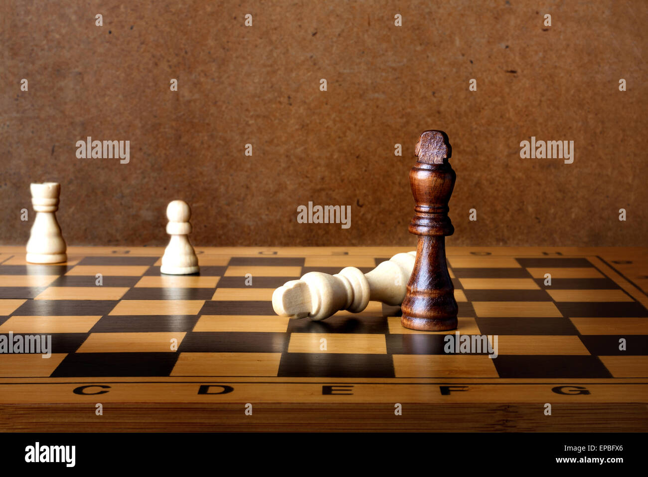 Ein König dominiert ein anderes auf dem Schachbrett Stockfoto