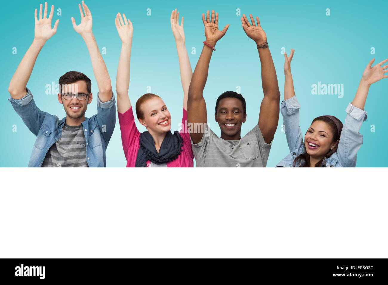 Zusammengesetztes Bild von jungen Freunden Karte zeigen Stockfoto