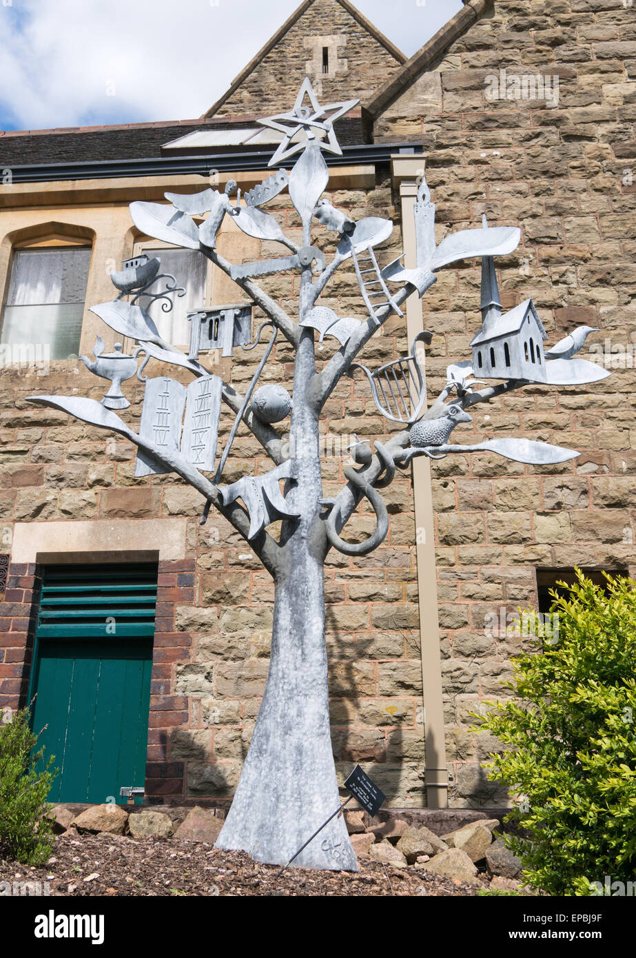 "The Jesse Tree" sculpture by Christopher Lisney, Holy Mount church , Malvern, Worcestershire, England, UK Stockfoto