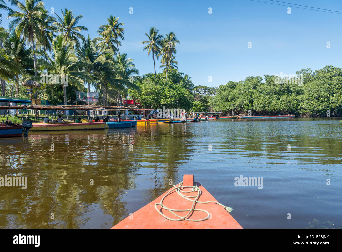 Dock-Bereich in Monterrico Guatemala für Boote und Fähre nach La Avellanav über den Kanal des Chiquimulilla durch den Mangrovenwald Stockfoto