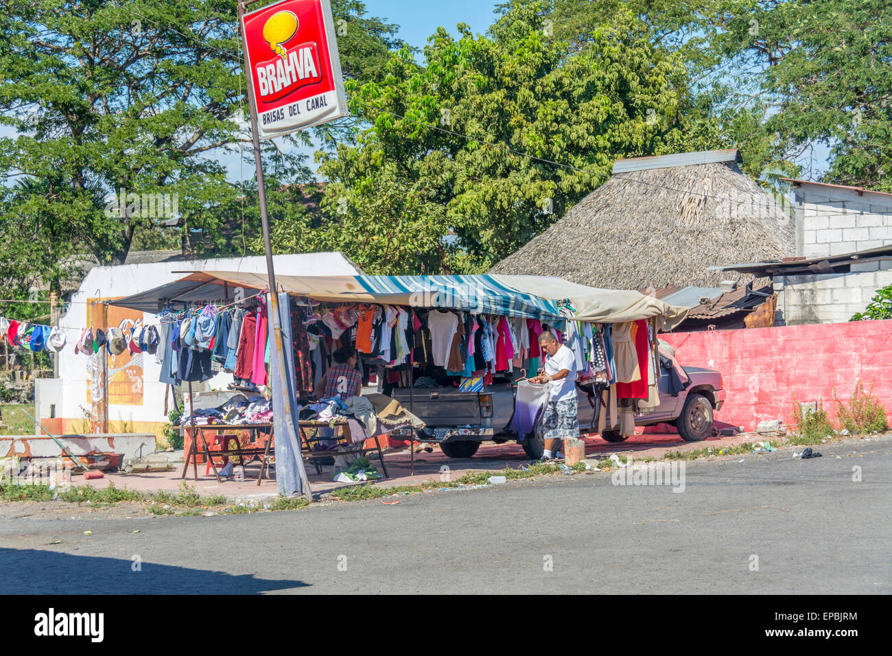 Kleinen am Straßenrand laden mit Bekleidung in La Avellanav Guatemala Stockfoto
