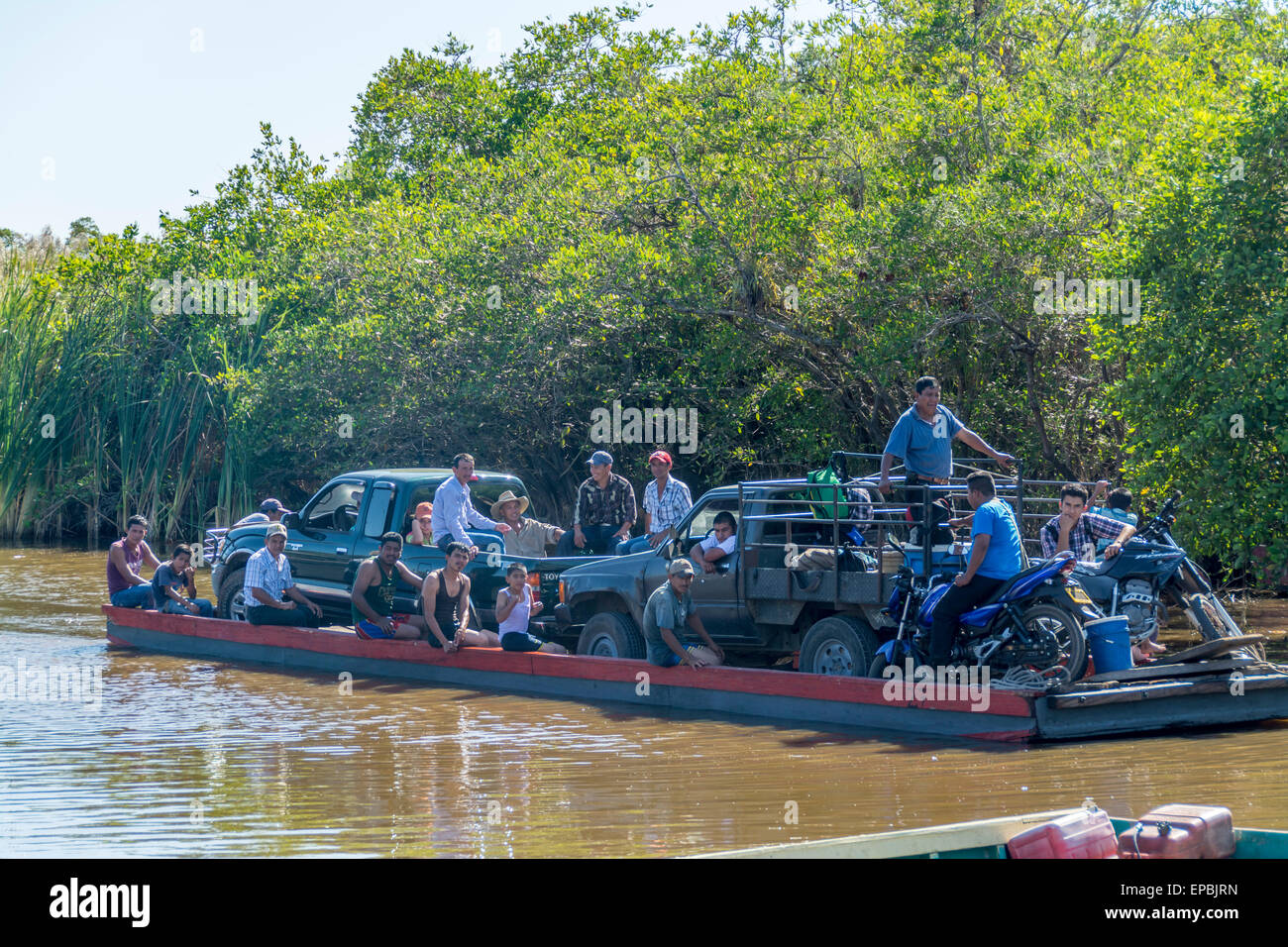 Fähre verlassen Hafengebiet in La Avellanav Guatemala für Monterrico über den Kanal des Chiquimulilla durch den Mangrovenwald Stockfoto