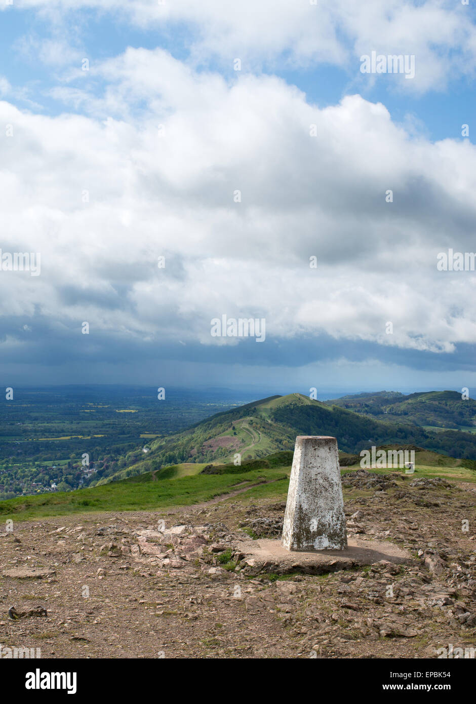 Triangulation Säule auf dem Gipfel des Malvern Beacon, Worcestershire, England, UK Stockfoto