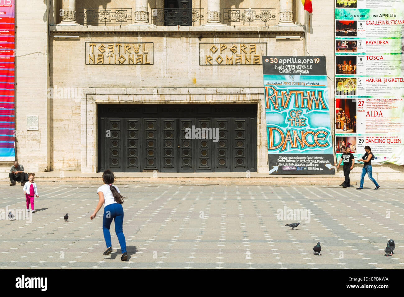 Kinder spielen im Vordergrund des Theaters Nationaloper in Timisoara Rumänien befindet sich in der wichtigsten Siegesplatz Stockfoto