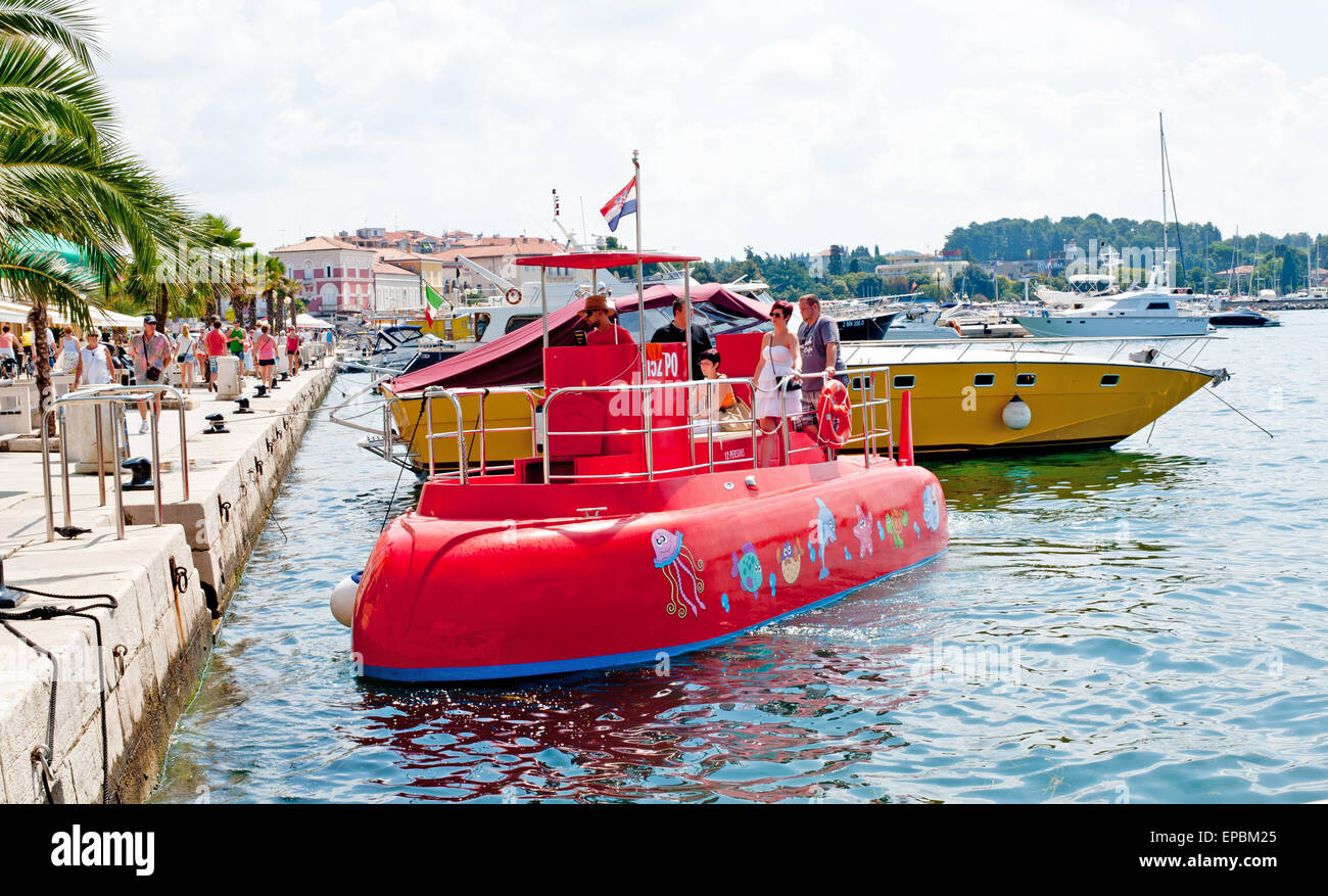 Porec, Kroatien - august 04,2014 Unterhaltung rote Mini u-Boot in der Nähe von Pier mit Menschen auf dem Boot. Stockfoto