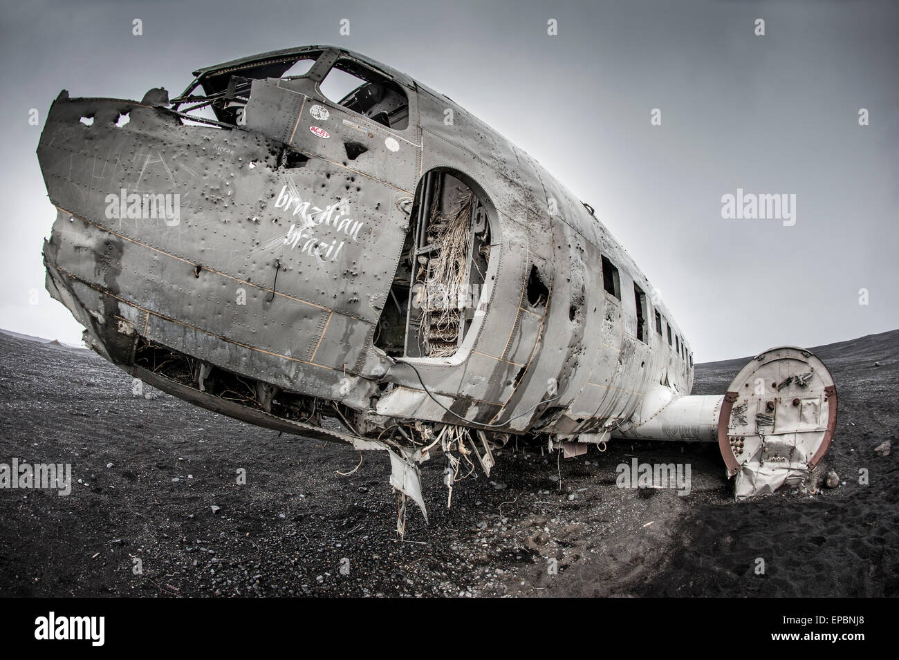 Der berühmte US-Navy abgestürztes Flugzeug auf dem isländischen schwarzen Sand Stockfoto