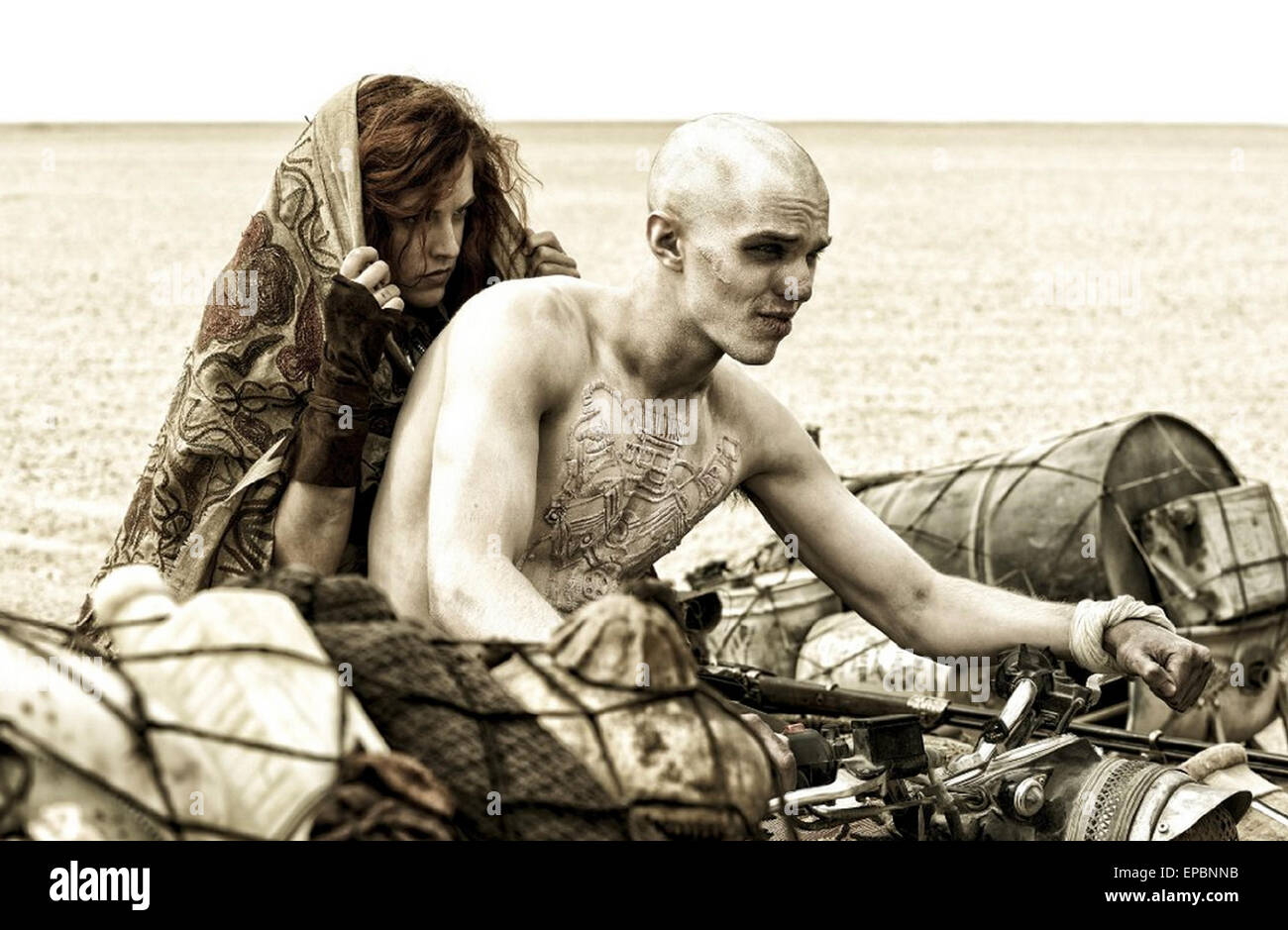 MAD MAX: FURY ROAD 2015 Warner Bros Film mit Riley Keough auf der linken Seite und Nicholas Hoult Stockfoto