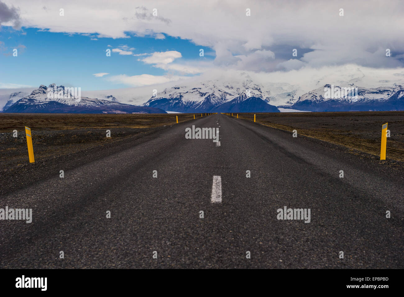 Leere Straße weiter auf der Route 1 in Island Stockfoto