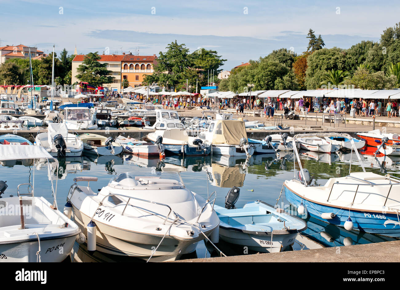 Porec, Kroatien - August 04,2014, Damm und Hafen im alten Teil der Stadt Porec, Kroatien Stockfoto