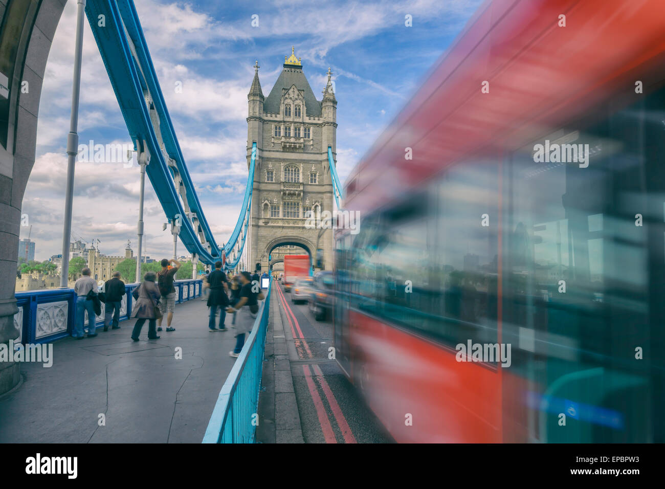 London red Bus auf Tower Bridge, England, UK Stockfoto