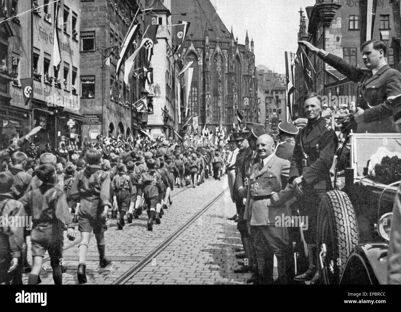BALDUR von SCHIRACH (1907-1974) nimmt den Gruß als Reichsführer der Jugend auf dem Reichsparteitag 1929. Eine Glatze Julius Streicher steht im Vordergrund. Stockfoto
