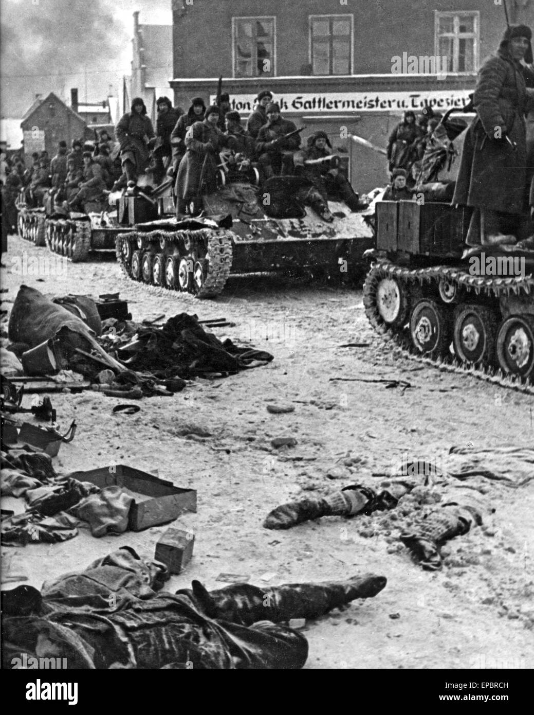 Roten Armee Panzer auf der Durchreise einer ostdeutschen Stadt im Jahr 1945 Stockfoto