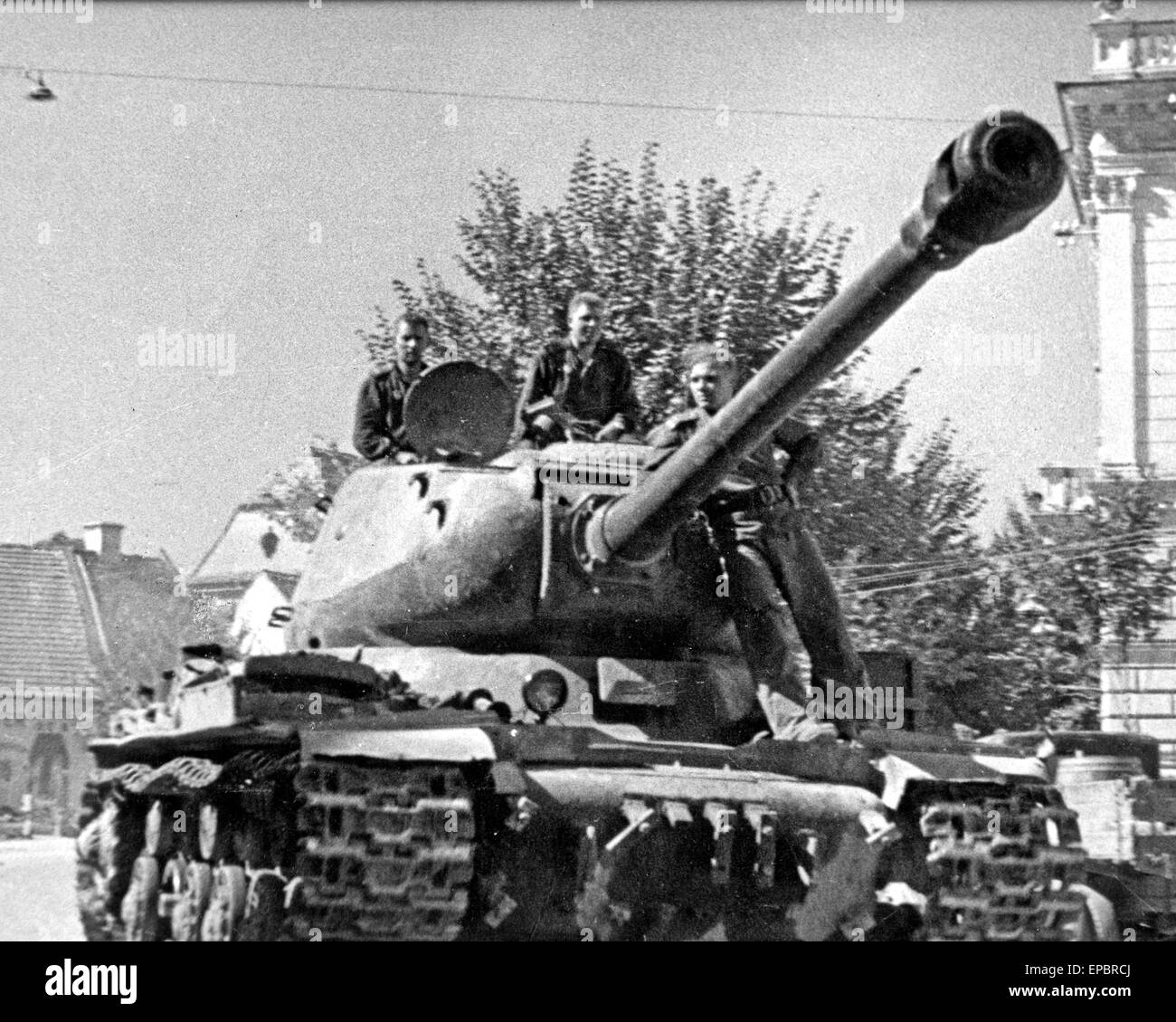 SCHWERE sowjetische Panzer bewegt durch eine Stadt in Siebenbürgen im Oktober 1944 Stockfoto