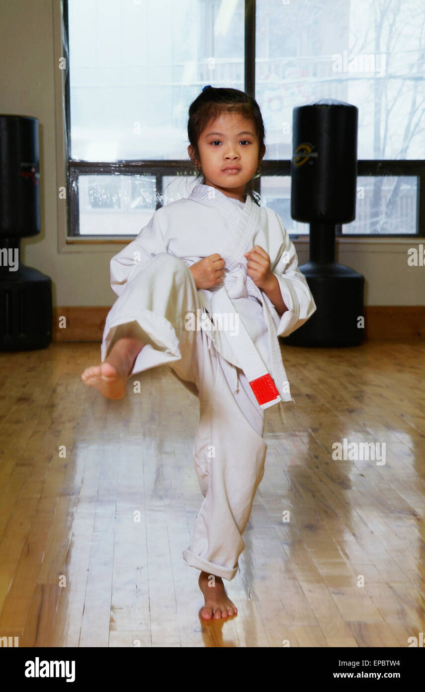 Mädchen in der Karate-Klasse demonstriert kick Stockfoto