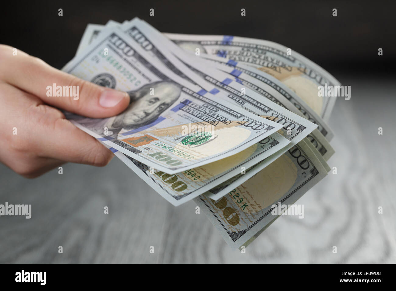weibliche Hand halten Haufen von Dollar, Nahaufnahme Stockfoto