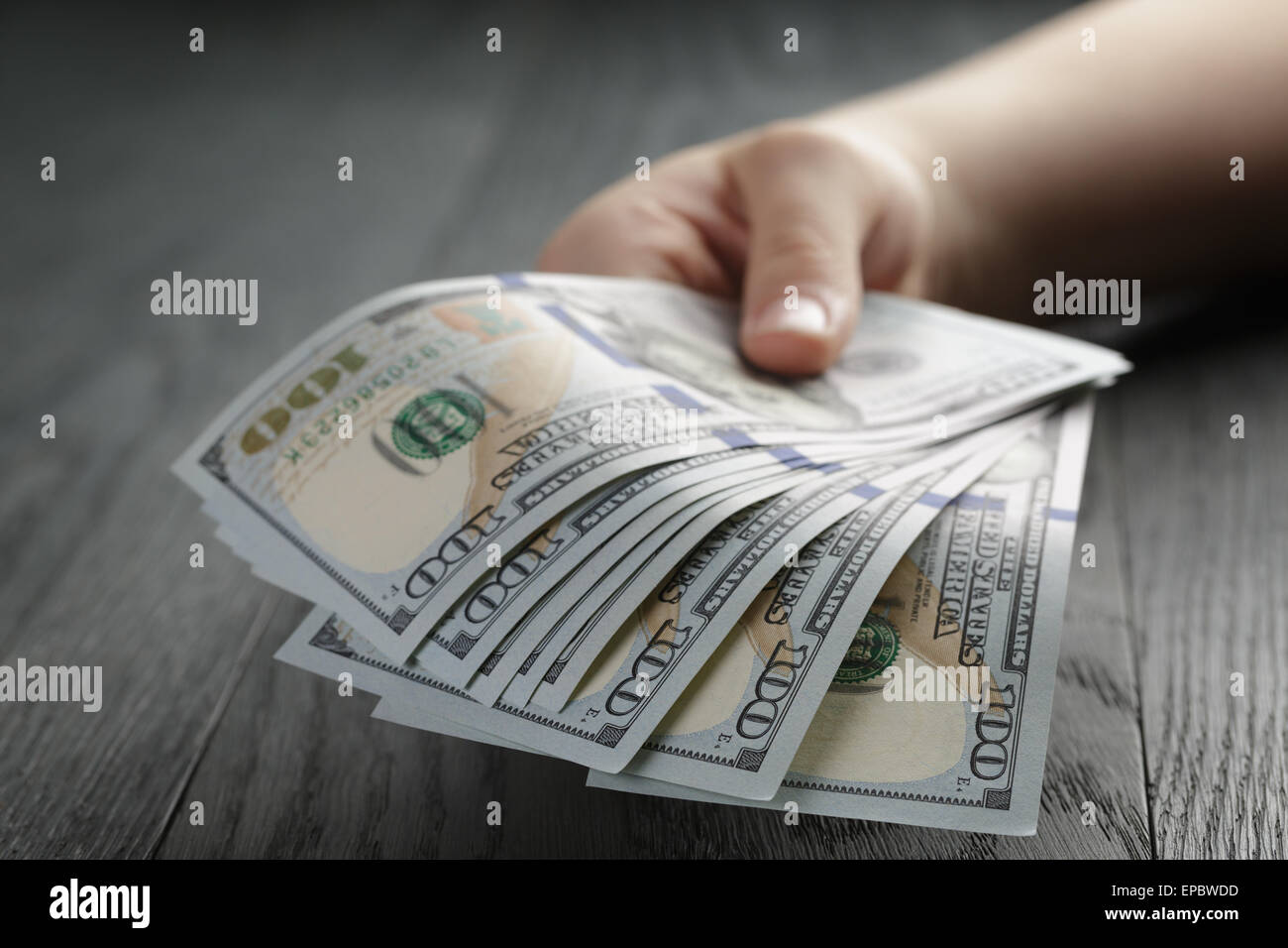 weibliche Hand halten Haufen von Dollar, Nahaufnahme Stockfoto