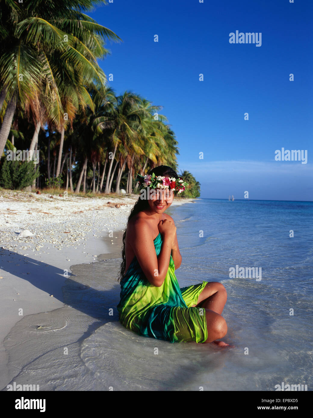 Tahitianische Frau Baden vom Rand Wassers; Tahiti Stockfoto