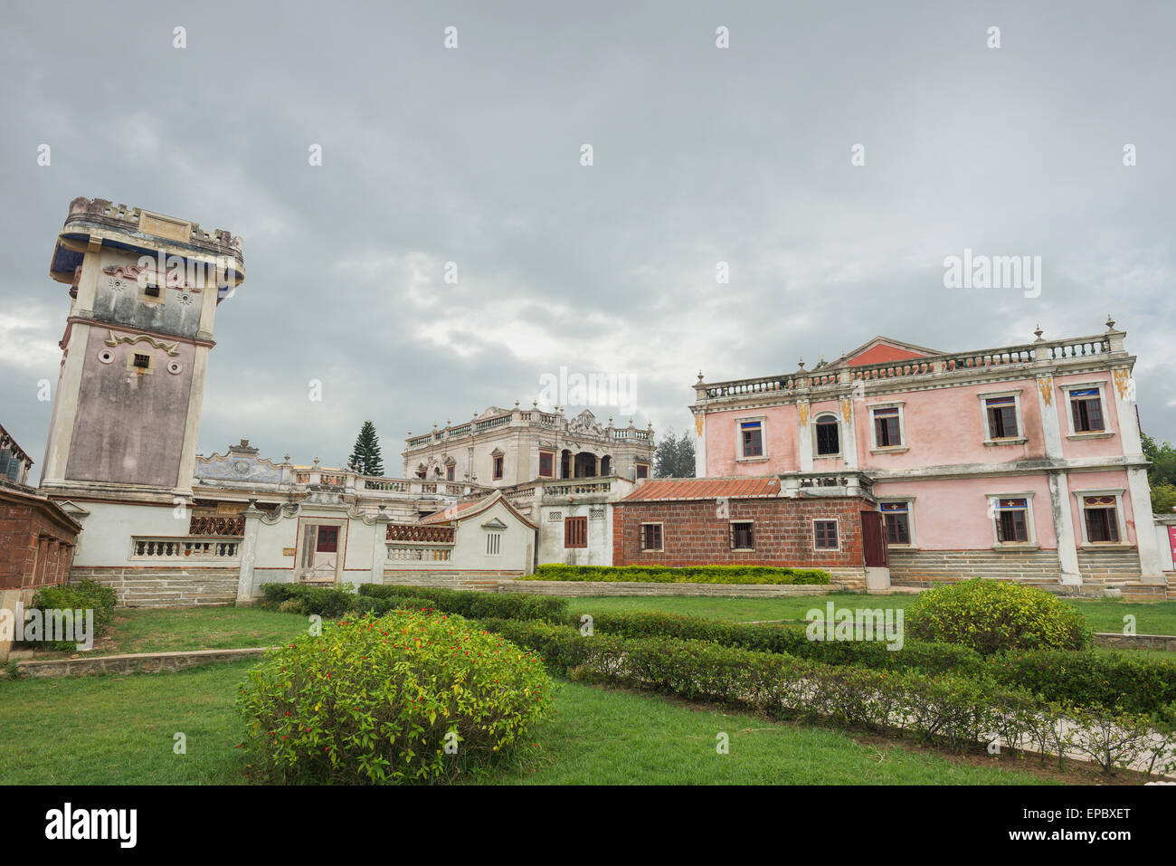 Gebäude der Youtang Villa bei bewölktem Himmel; Shuitou, Insel Kinmen, Taiwan Stockfoto