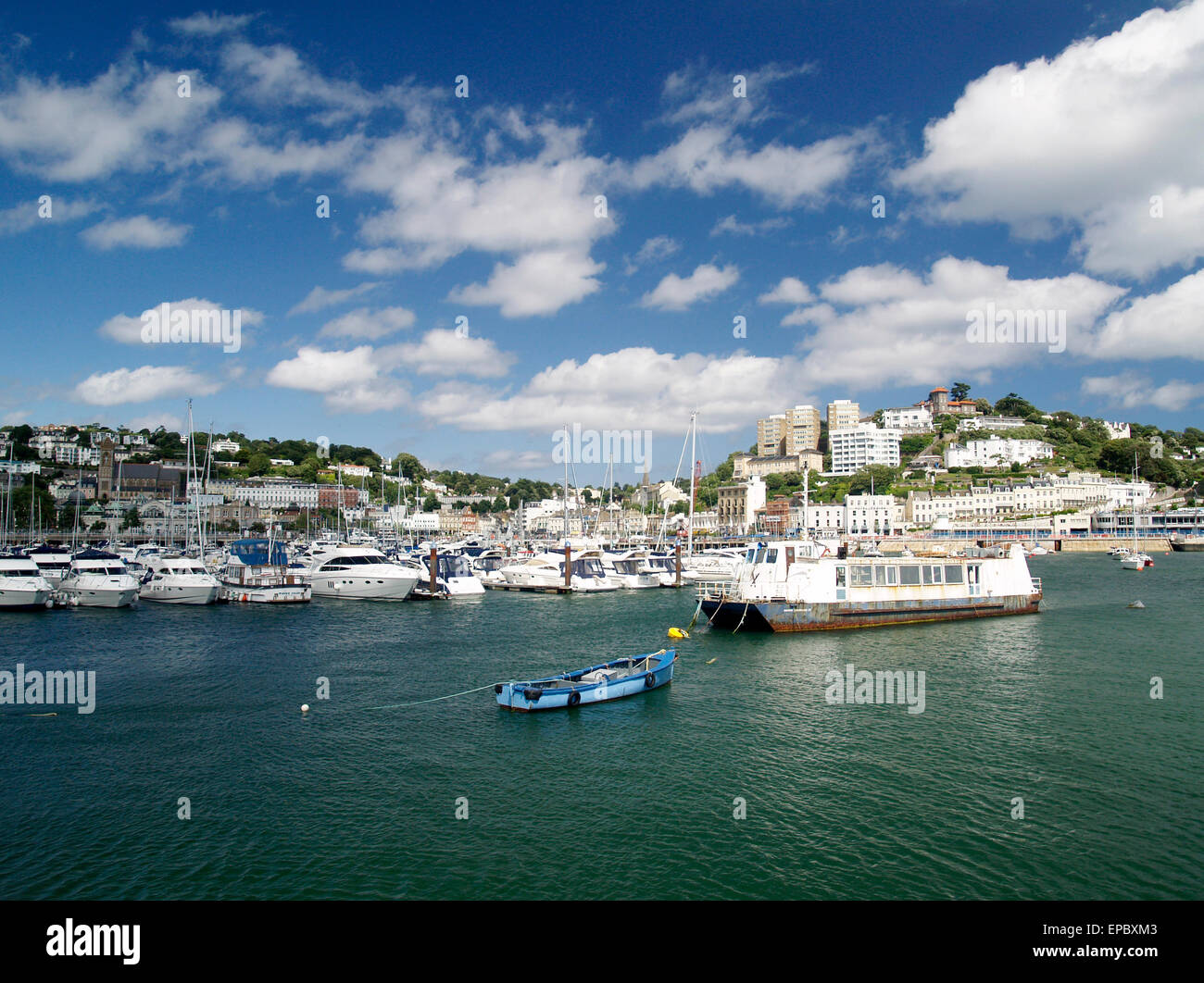 Torquay Hafen mit seinen Booten, & Luxuswohnungen & Hotels auf dem Hügel Seiten dieses Badeortes Stockfoto