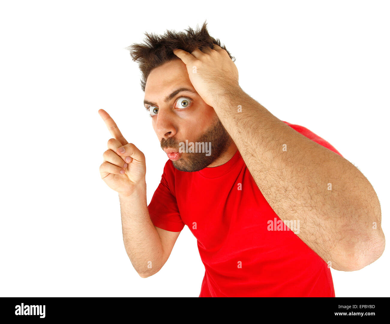 Mann mit rotem T-shirt auf weißem Hintergrund zeigte Stockfoto