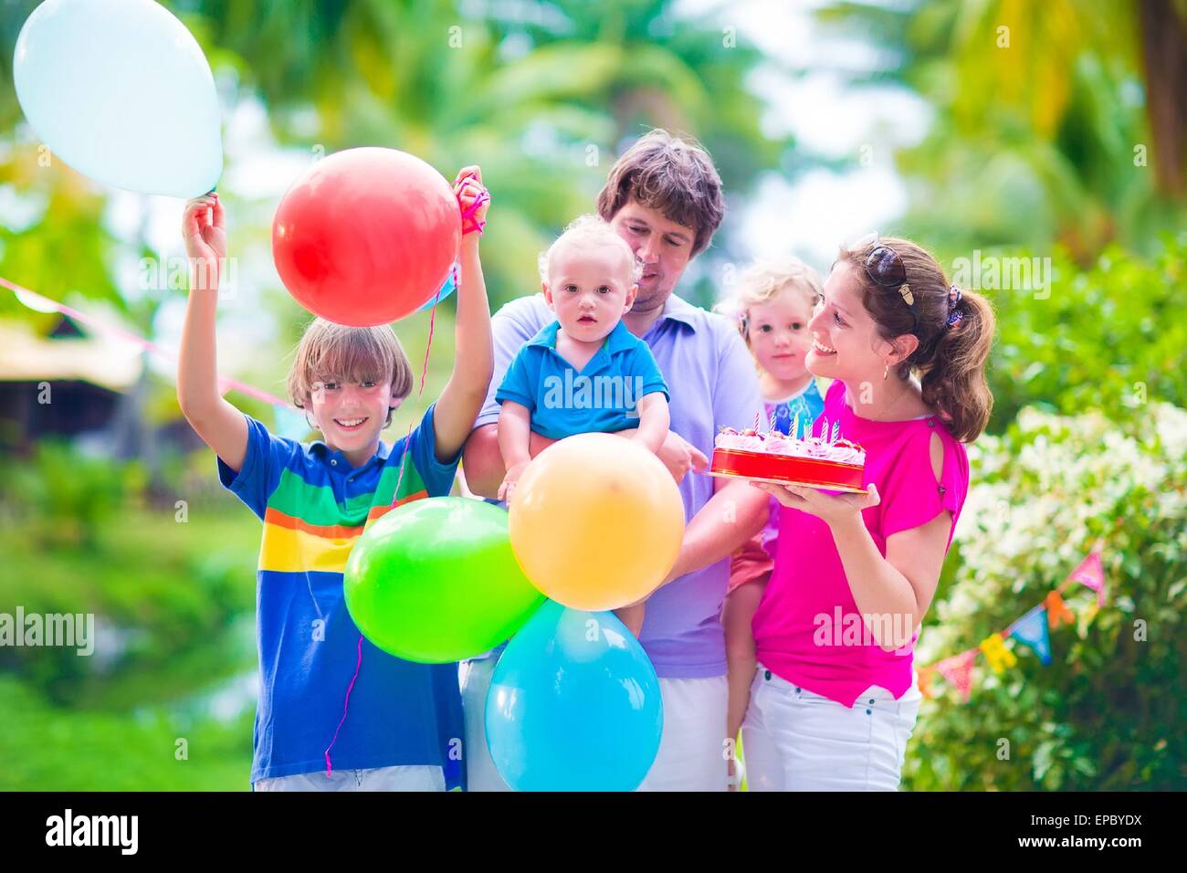 Die große glückliche Familie feiern junge Eltern mit drei Kindern, Teenager-jungen, kleines Kind Mädchen und Baby feiert Geburtstag Stockfoto