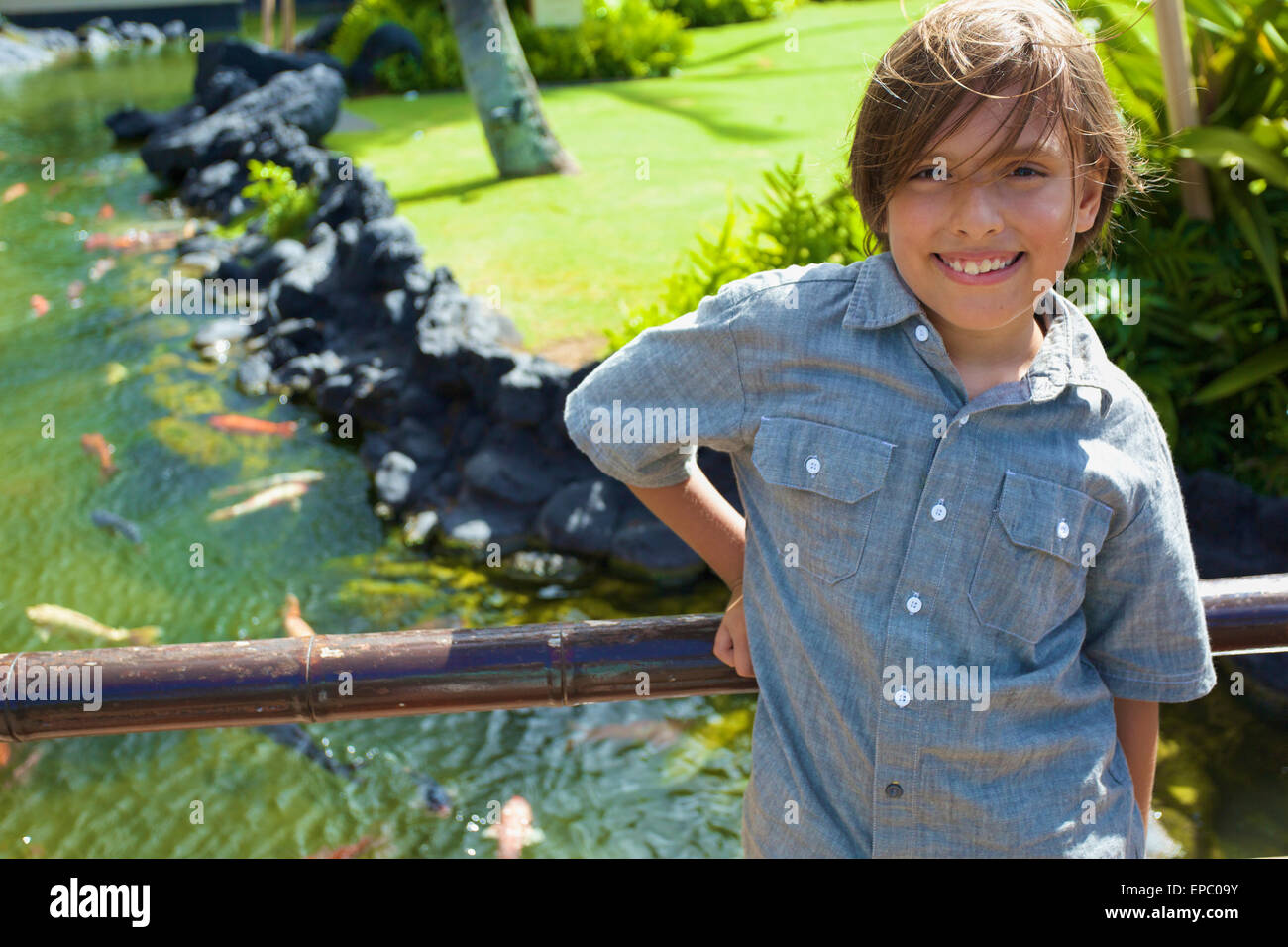 Porträt eines jungen Mannes im Poipu Grand Hyatt Hotel, südlichen Kauai; Kauai, Hawaii, Vereinigte Staaten von Amerika Stockfoto