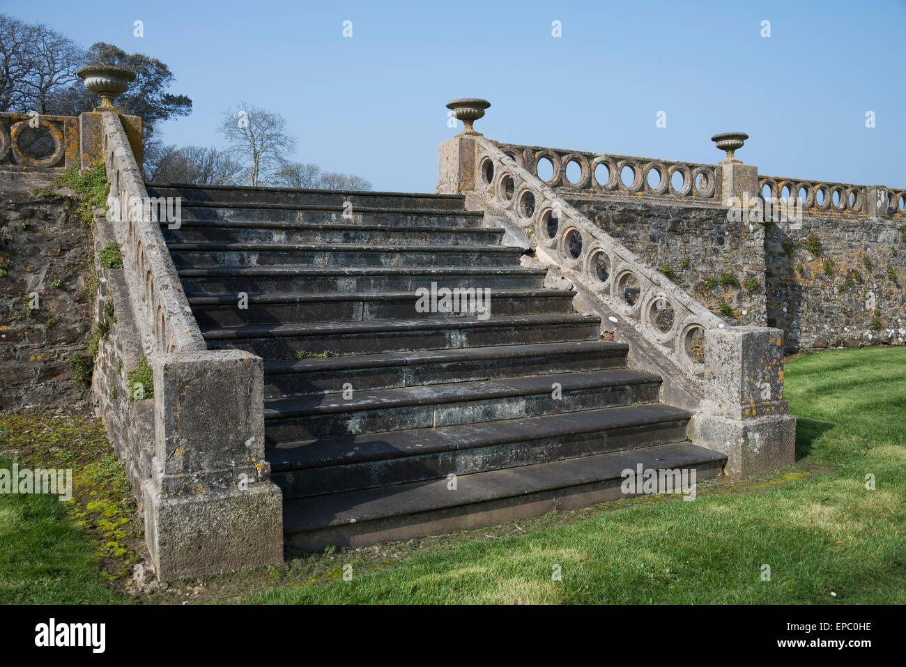 Stein-Treppe und Geländer führt zur Gartenterrasse inmitten von Clovelly Hofgartens; Clovelly, Devon, England Stockfoto