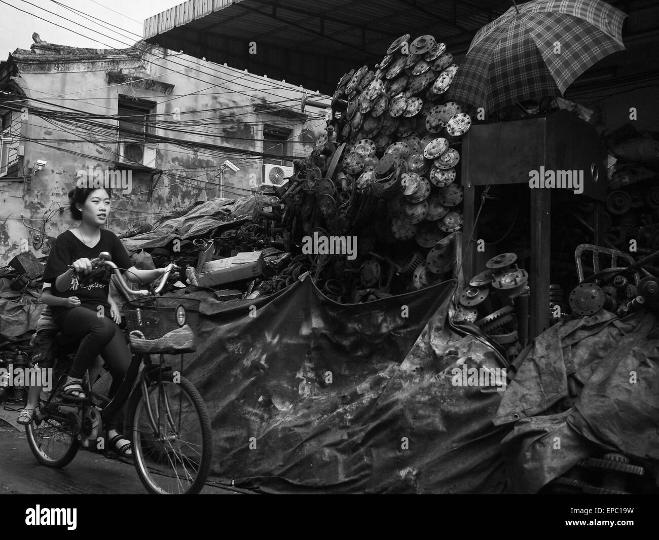 Mädchen mit dem Fahrrad in Chinatown; Bangkok, Thailand Stockfoto