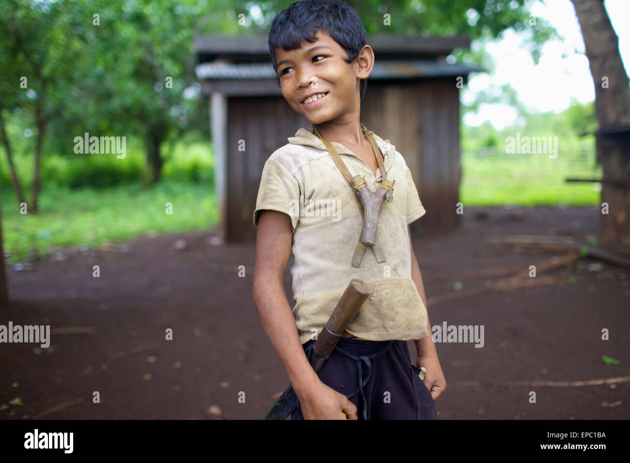 Bunong junge mit Schleuder; Mondulkiri, Kambodscha Stockfoto