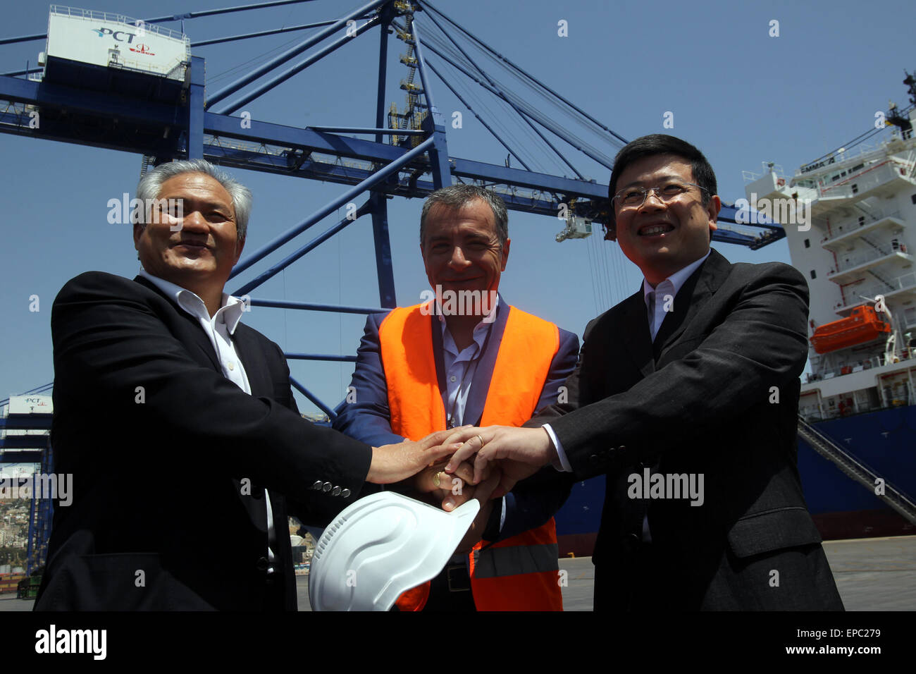 Athen, Griechenland. 15. Mai 2015. (L, R) COSCO PCT CEO captain Fu Chengqiu, Griechisch Potami (Fluss) Parteichef Stavros Theodorakis und chinesischen Botschafter in Griechenland Zou Xiaoli schütteln sich die Hände während der Einnahme einer Tour bei COSCOs Tochtergesellschaft Piräus Container Terminal (PCT) vor Ort im Hafen von Piräus, Athen, Griechenland, am 15. Mai 2015. Chinesischer Botschafter in Griechenland Zou Xiaoli am Freitag bekräftigte die Unterstützung der chinesischen Regierung Investitionen in Piräus und die Stärkung der bilateralen Zusammenarbeit in der Zukunft. © Marios Lolos/Xinhua/Alamy Live-Nachrichten Stockfoto