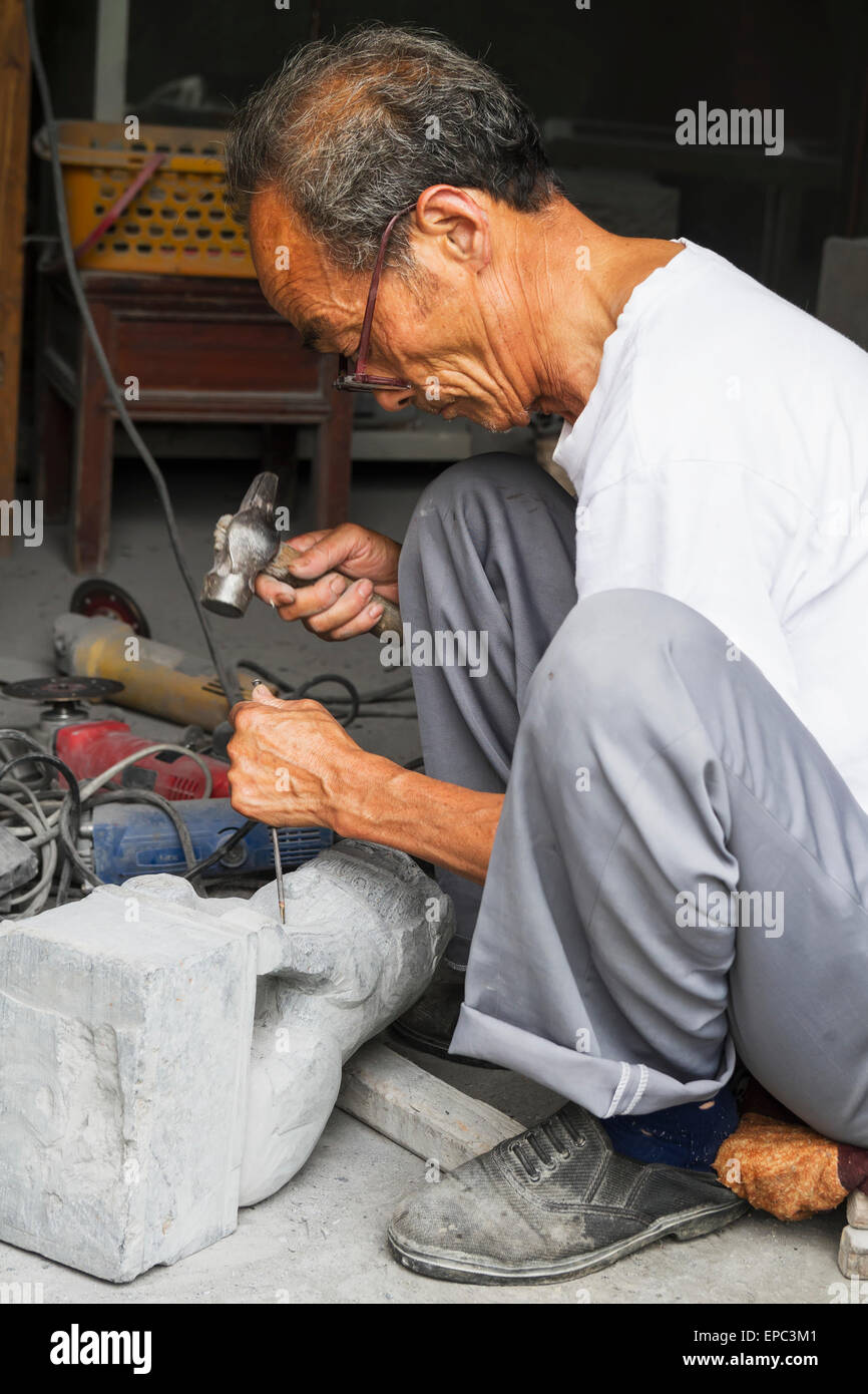 Handwerker, Schnitzen einer steinernen Löwen, Xidi, Anhui, China Stockfoto