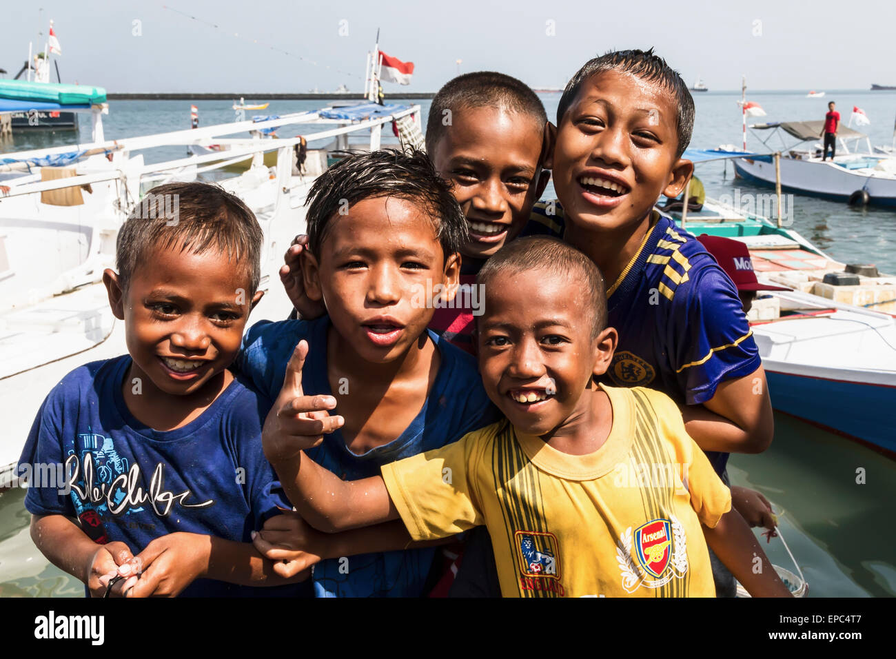Jungs in der Paotere Fischmarkt, Makassar (Ujung Pandang), Süd-Sulawesi, Indonesien Stockfoto