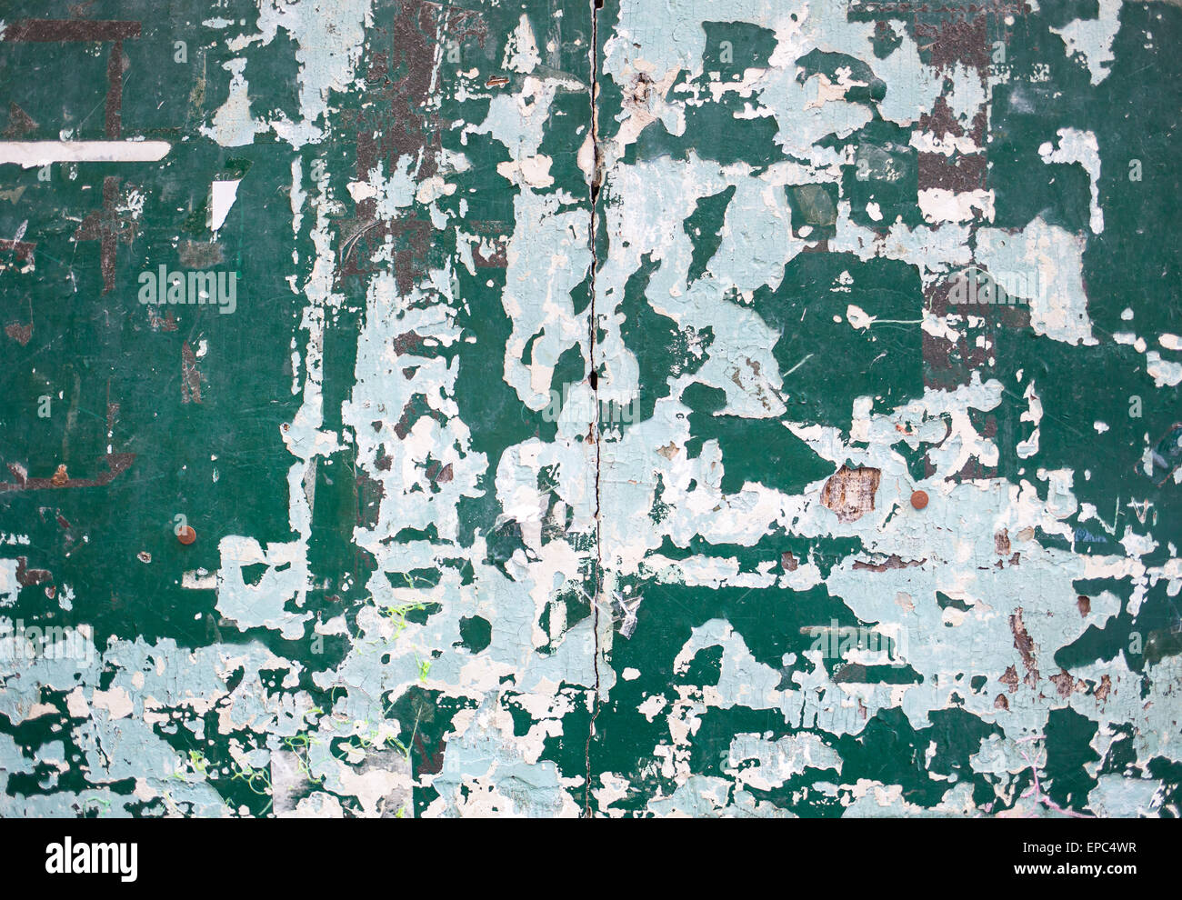 Grüne Metall Textur mit Flecken von Rost Stahl an seiner Oberfläche, aufgenommen im freien Stockfoto