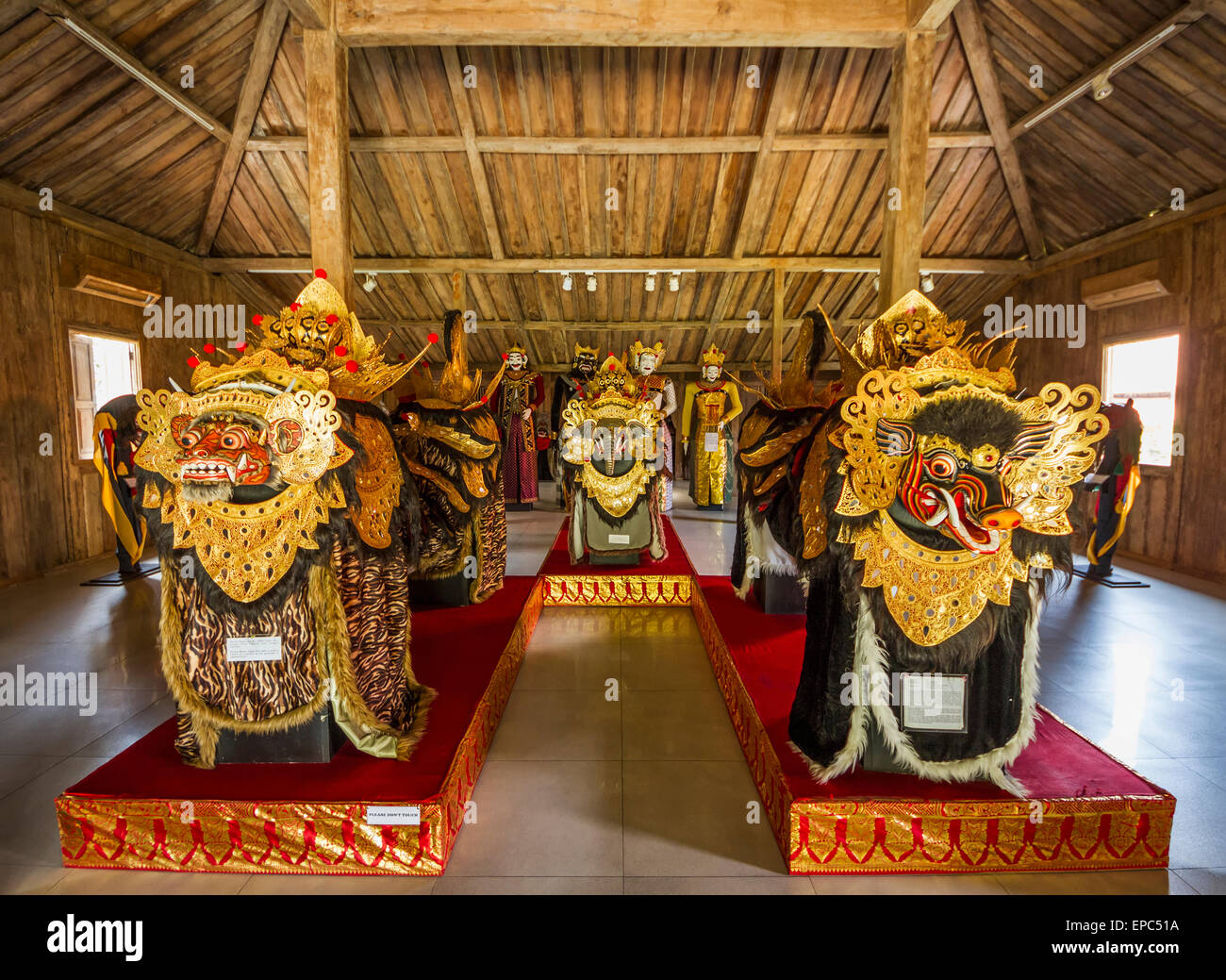 Barong Tanz Masken und Kostüme von Bali auf dem Display am Setia Darma Haus von Masken und Marionetten, Tegal Bingin, Bali, Indonesien Stockfoto