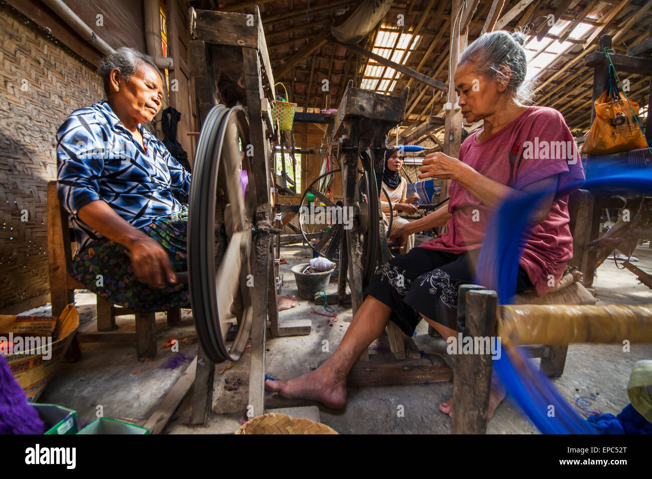 Frauen Spinnen Garn in einem Lurik Stoff Workshop in Cawas Dorf, Klaten, Java, Indonesien Stockfoto