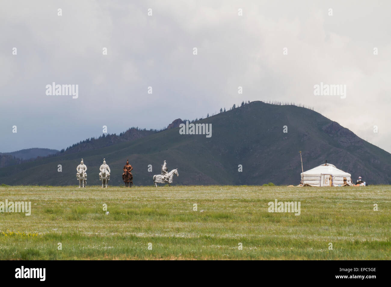 Reiterstatuen und Ger (Jurte), Dschingis Khan Statue Komplex, Tsonjin Boldog, Töv Provinz, Mongolei Stockfoto